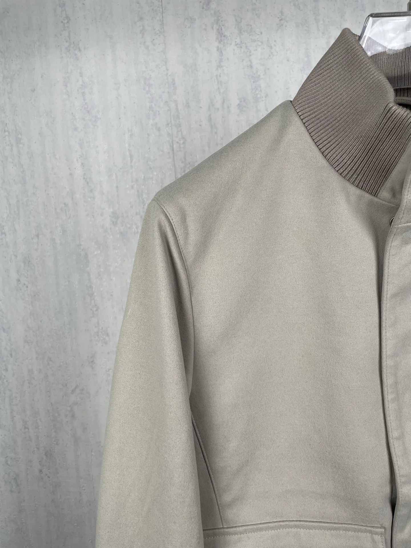 ! (Special version shipped next day) ❗️❗️❗️ LP LORO PIANA #6079 stand collar flocked work jacket The brand's exclusive ultra-fine velvety blended fabric is selected, with a fine suede matte matte texture. The fabric has been stain-resistant and pre-shrunk, and feels soft and not stiff. The high-density weave takes into account both stiff muscles and breathable properties. The dark and light color system has one coloring standard, no color difference or whitening defects. It is suitable for both spring and autumn single wear and winter inner wear, taking into account the casual and relaxed feeling and light luxury texture‼ ️ Customized metal double-headed zipper on the placket, with double-layer overlocking of the same fabric as the zipper, which can be opened and closed repeatedly without blocking the fabric; double-flap patch pockets on the chest, with built-in embossed LP shield-shaped wheat ears logo embossed on the bag flap, and the three-dimensional embossing is evenly deep and does not collapse; the cuffs are engraved with bright Lp Silver round metal buckle, buttonholes are reinforced with double-layer overlocking, and the brand's handwritten logo is finely embroidered on the hem of the cuffs. The lines are delicate and not off-line. The hidden pockets on both sides are fully closed, and the bag mouth is densely reinforced with no exposed hard seams to rub against the skin. ◽The entire body is precision overlocked and stitched throughout the entire body🔍 The shoulder seams, side seams, armholes, hems, and bag flap edges are all reinforced with double-strand stitching Lapel suede-feel work jacket, ultra-fine suede blended fabric + bag flap embossed embossing + cuff precision embroidery triple process makes the production more difficult. The cutting loss of suede fabric is much higher than that of ordinary woven fabrics. Six-color batch color control quality inspection, double routing inside and outside, and multiple inspections of hardware embroidery , if the imprint is blurred, the embroidery is skipped or the cut pieces are misplaced, the whole piece is scrapped. It is an intuitive reflection of the hard-core quality of Italian light luxury commuter jackets. Men who prefer soft matte textures and low-key simple outfits can distinguish the huge gap between ordinary work jackets at a glance. Color: Wine Red, Apricot Black Gray Size: 48 50 52 54 56